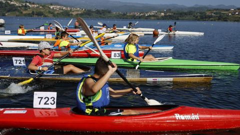 Todas las categorías del piragüismo ourensano midieron fuerzas en Castrelo de Miño