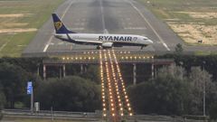 Un avi�n de Ryanair maniobra en la pista central del aeropuerto de Santiago, en foto de archivo