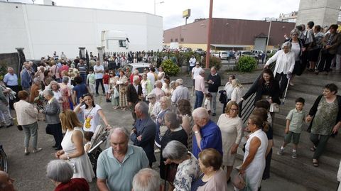 Público a la salida de la iglesia del día de San Antonio