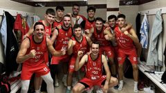 La plantilla mariana celebra su triunfo por 95-101 en la pista del Costa rtabra.