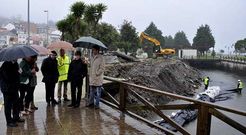 Los responsables de Augas y Costas visitaron ayer las obras del canal de Cee.
