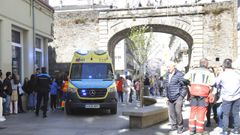 La ambulancia acudió al lugar para atender a la herida tras ser arrollada por la vaca