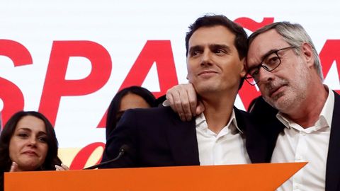 Villegas abraza a Rivera tras el anuncio de este de dejar la política en noviembre del 2019
