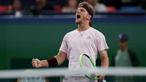 Alejandro Davidovich celebra un punto durante su partido contra Alexander Zverev en la semifinal de Shanghai