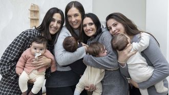 De izquierda a derecha, Laura con Uxue, Patricia con Lorenzo, Irene con Laia y Paula con la otra Laia. Los peque�os tienen entre tres y cinco meses de edad