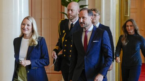 Un asistente ayuda a Mette-Marit con el ox�geno