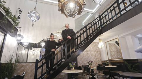 Ilham El Gad y Rafael Darrosa, en las escaleras de Marroquillos, en la calle Álvaro Cunqueiro, en la zona de Santa Clara, en Pontevedra