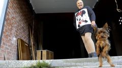 Chus Iglesias, en el local que le ha cedido el Concello de Santiago y que ahora necesita acondicionarse