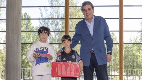 Santiago Prez Otero, gerente de la Corporacin Voz, entreg el premio de Mejor Periodista Infantil en la categora A (infantil y 1. y 2. de primaria)