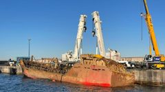 El Nehir, una vez que pudo recuperarse y darle la vuelta en el Puerto de Gij�n.