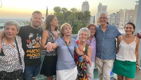 Susana Garca Iglesias con sus compaeros de la Embajada de Argentina