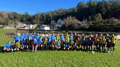 Participantes en el partido de veteranos entre el Vegadeo y el Alfoz en El Sout�n.