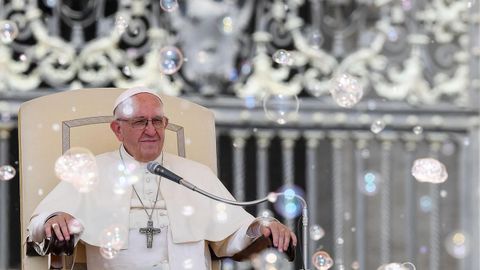 El papa Francisco observa un espect�culo del circo acu�tico durante la audiencia general celebrada en la plaza de San Pedro del Vaticano