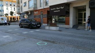 Las marcas de la investigaci�n son visibles en el lugar donde se produjo el atropello la madrugada del mi�rcoles, en Bertamir�ns
