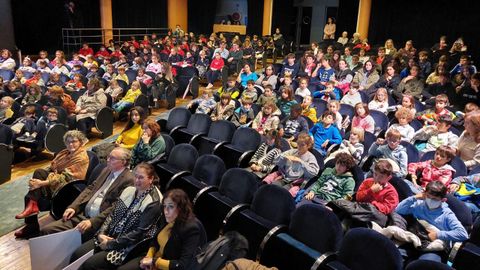 O Teatro Principal de Pontevedra encheuse para a entrega dos premios Ernestina Otero Sestelo