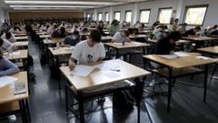 Alumnos haciendo la selectividad el pasado martes en la escuela de Cami�os, en A Coru�a