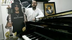 J�come, en una foto de archivo, junto a un piano de su tienda de instrumentos musicales.
