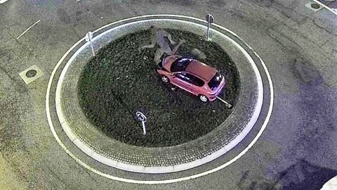 Imagen del veh�culo antes de que lo retirase la gr�a y tras tumbar la obra de Ram�n Conde