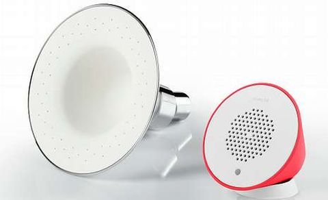 El altavoz (derecha) se inserta dentro de la alcachofa de la ducha