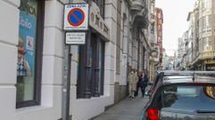 Se�alizaci�n de la zona azul en una de las calles del centro de Ferrol, que lleva a�os sin tener vigencia