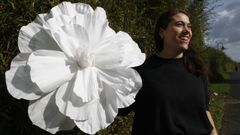 Cristina Velasco con uno de los arreglos florales que realiza Anaquios de Papel, la empresa que cre en A Corua con su hermana Bea. 