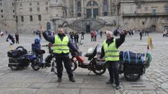 G�bor y Zsolt llegaban ayer por la ma�ana a Santiago montados en sus Babettas, embarcados en una ruta hacia �frica empujados por un motor de dos tiempos de 50 cent�metros c�bicos que lleva una d�cada en circulaci�n. En sus motocicletas ondea la bandera de su pa�s, Hungr�a.