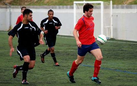 Kadete, a la derecha, trata de controlar el bal�n en O Sango�edo ante la presencia de Sousa.