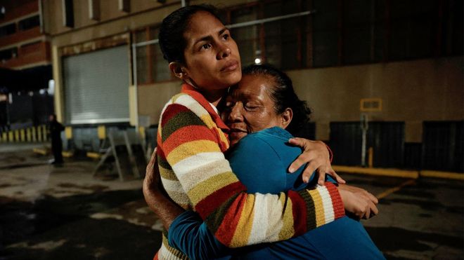 Familiares de presos pol�ticos venezolanos se abrazan tras conocer que el Gobierno impulsar� una ley de amnist�a aplicable desde 1999.