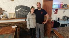Laura Martnez y Jeyco Prez en el bar restaurante que regentan en la localidad de San Xulin de Abaixo