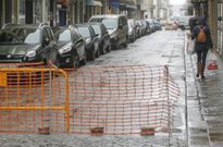 Hilera de coches estacionados en la calle de la Iglesia, en un tramo cortado y sin salida. 