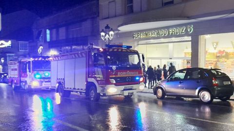 Bomberos de O Carballi�o y GES Ribeiro acudieron ante la alarma por un incendio en la calle Progreso de Ribadavia.