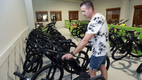 Cuenta con alquiler de bicicletas y tambin pueden guardarse las propias