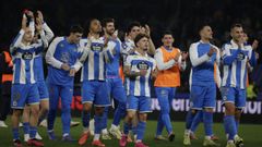Los jugadores del D�por celebran con la afici�n el triunfo copero ante el Mallorca.