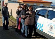 El hermano de la v�ctima -izquierda- y otros familiares