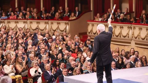 Eduardo Mendoza, Premio Princesa de Asturias de las Letras 2025, recibe el galard�n durante la ceremonia de los Premios Princesa de Asturias 2025 celebrados en el Teatro Campoamor