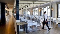 Personal preparando el restaurante del hotel Attica21.