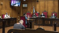 En la sala de vistas de la Audiencia se entrega una bolsa a todos los que deben testificar, para proteger los micros y evitar contagios