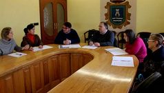 La reuni�n a tres bandas se celebr� en el sal�n del plenos.