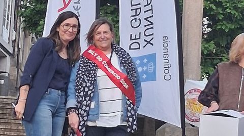 La presidenta del Centro Comercial Urbano, Mar�a del Carmen N��ez, y Luisa Astray, la ganadora del cheque de 3.200 euros en compras