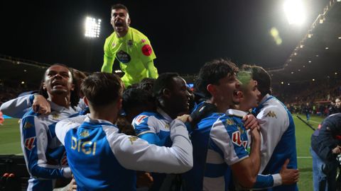 Los jugadores del Deportivo celebran el gol del triunfo ante la Cultural Leonesa.