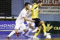 Diego N��ez, autor de dos tantos, presiona a un rival. 