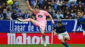 El jugador del Celta Carl Starfelt, en el duelo de ida frente al Oviedo.