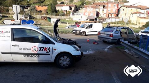 Accidente de tr�fico en Mieres con cinco heridos y dos veh�culos implicados