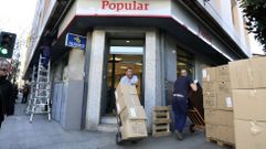 Un momento del cierre hace nueve aos de la sucursal que el Banco Popular tena en el centro de Monforte