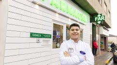 Eloy Su�rez Pena, ante su farmacia de A Agualada