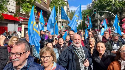 Decenas de asturianos en la manifestaci�n frente a la sede del PSOE en Ferraz para apoyar a Pedro S�nchez.