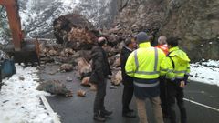 Argayo ca�do entre Cangas del Narcea e Ibias.El alcalde de Cangas del Narcea, Jos� V�ctor Rodr�guez, junto al consejero de Infraestructuras, Fernando Lastra