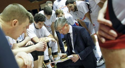 Moncho Fern�ndez tendr� que decidir tres descartes este viernes antes de recibir al Bilbao. 