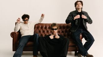 Adri�n Roma, en el centro de la foto, junto a Juan Fern�ndez (a la izquierda) y Jorge Di�guez (a la derecha).