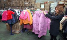 Cientos de prendas usadas se lavan y preparan en Amigos de Galicia para donar a los pobres. 